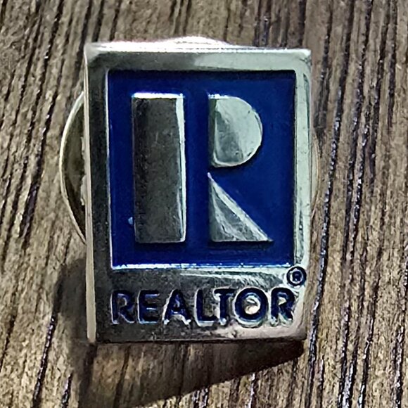 Realtor R Lapel pin Blue Gold Color - Picture 1 of 3